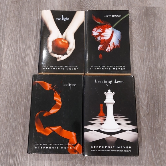 Twilight Book Series by Stephanie Meyer Set/4 - Picture 1 of 4